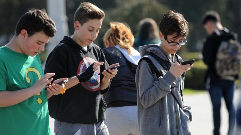 Francia se encamina a ser el primer país europeo en prohibir las redes sociales a los menores de 15 años