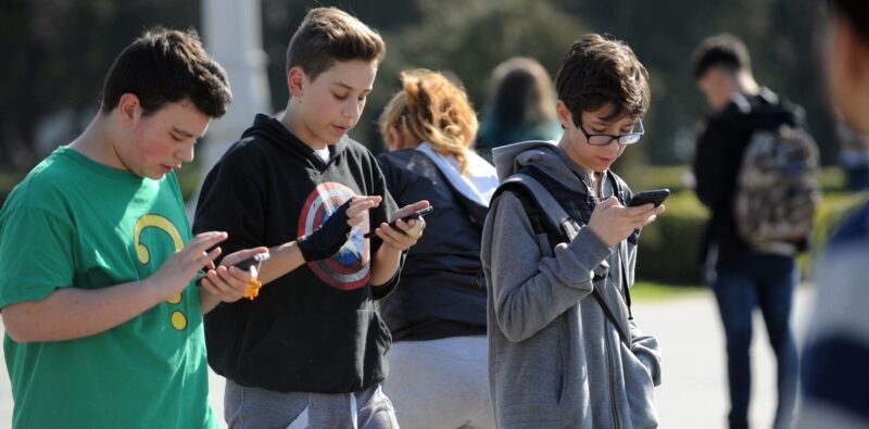 Francia se encamina a ser el primer país europeo en prohibir las redes sociales a los menores de 15 años