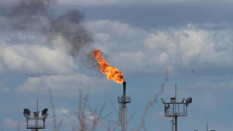 El petróleo sube más de 4% tras la reanudación de los ataques entre EEUU e Irán