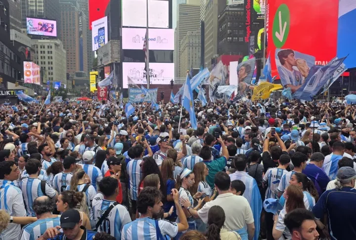 Locura en Times Square por un banderazo que no frenó ni la lluvia