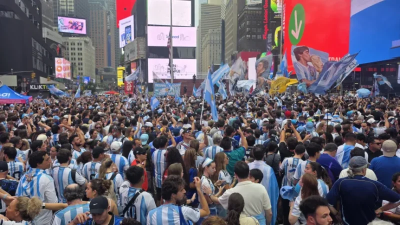 Locura en Times Square por un banderazo que no frenó ni la lluvia