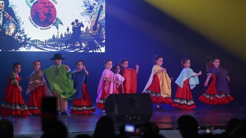 «Nuestras raíces en escena» : el día del folklore se celebró en el teatro Roma