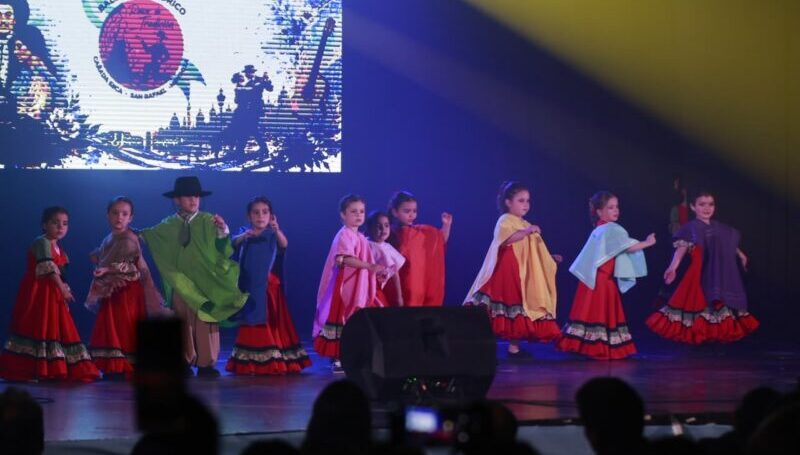 «Nuestras raíces en escena» : el día del folklore se celebró en el teatro Roma