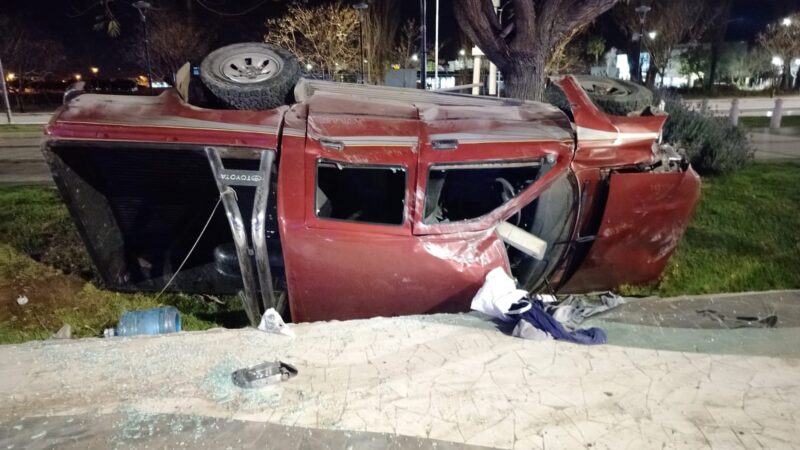 Conductor alcoholizado detenido tras volcar con su camioneta