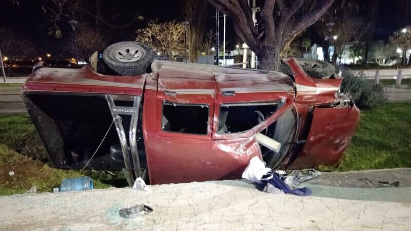 Conductor alcoholizado detenido tras volcar con su camioneta