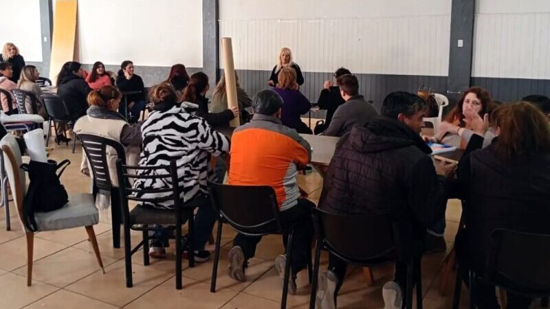 A sala llena comenzaron los nuevos talleres municipales de tapicería y gastronomía