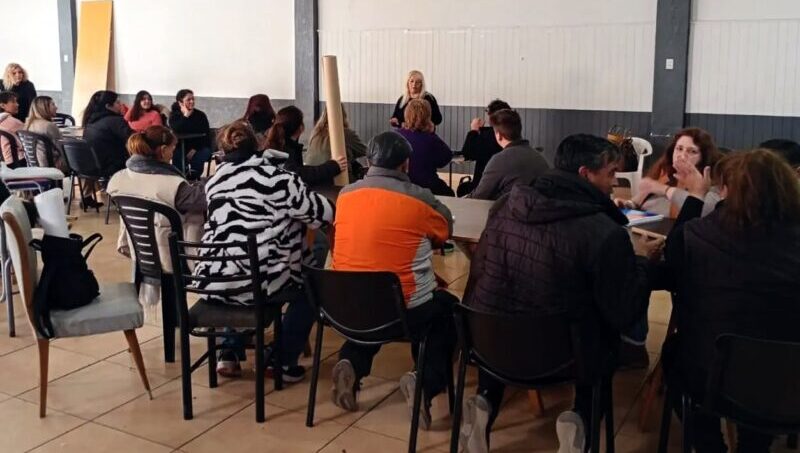 A sala llena comenzaron los nuevos talleres municipales de tapicería y gastronomía