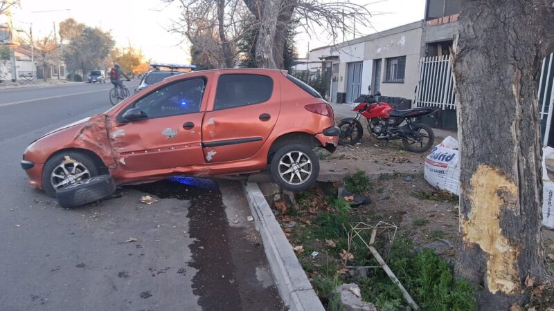 Intentó evitar un choque y terminó impactando contra un árbol, el otro vehículo se dio a la fuga