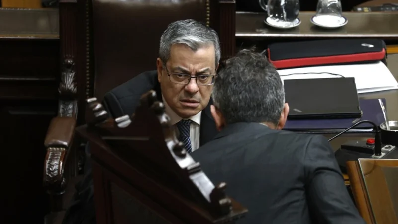 Denuncian que Caputo escondió un artículo en la reforma del Central para endeudarse sin pasar por el Congreso