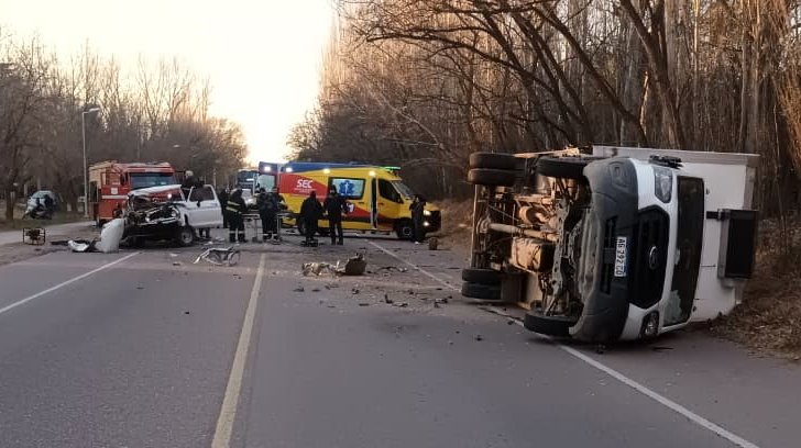 Tres personas resultaron lesionadas en un violento choque en ruta 144
