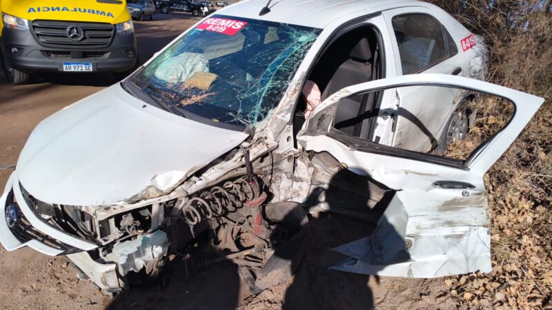 Un remisero resultó lesionado tras un violento choque con un camión