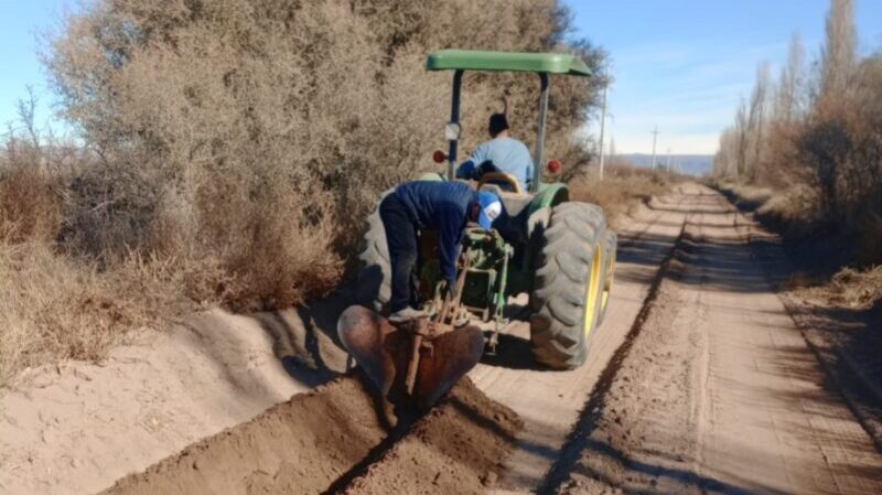 Las Malvinas: el municipio y la unión vecinal extienden redes de agua potable