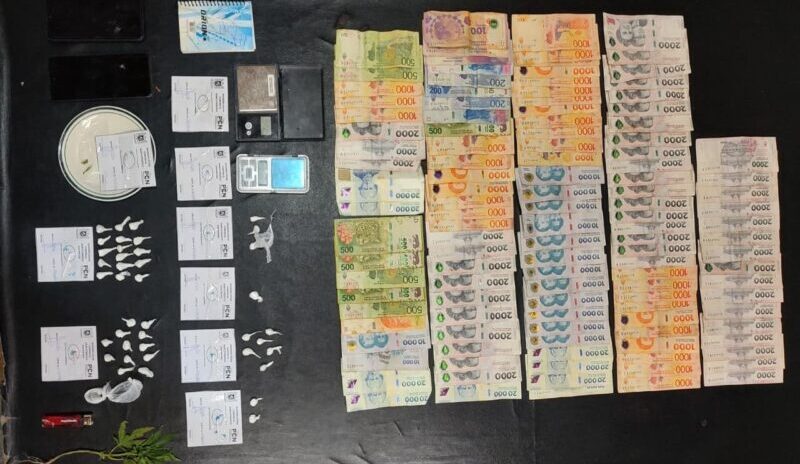 La Policía desarticuló un punto de venta de drogas y secuestró cocaína, dinero y elementos vinculados al narcomenudeo