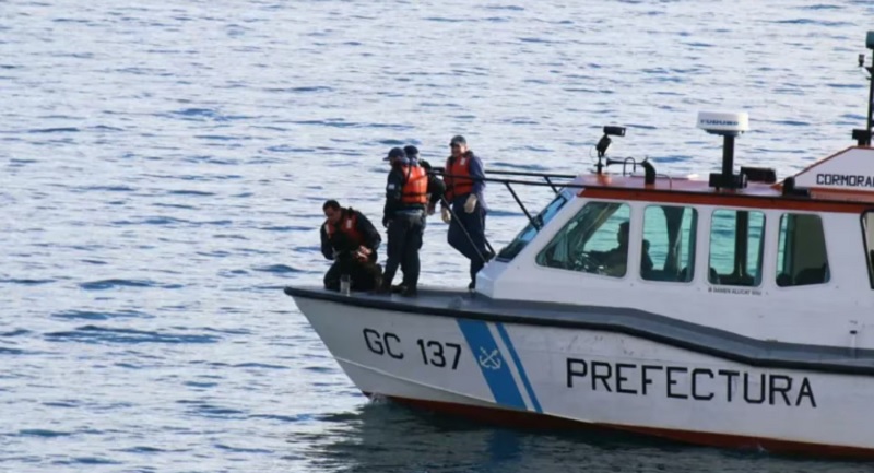 Un auto despistó y cayó al lago Nahuel Huapi en Bariloche: murió una niña de 3 años