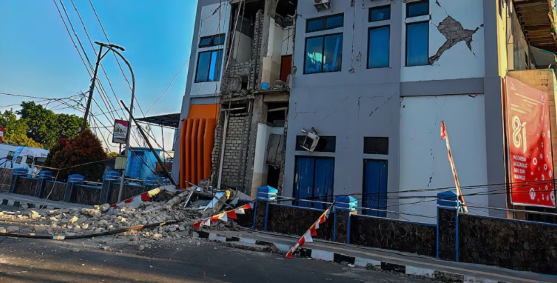 Un terremoto de magnitud 7,7 y otro de 6,9 sacudieron la costa de Indonesia, al menos 40 muertos