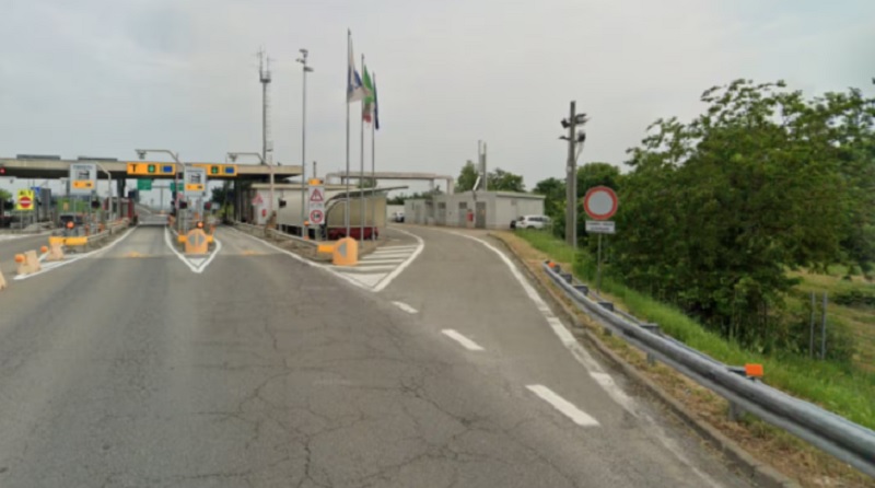 Una pareja recorrió 100 kilómetros por una ruta italiana con su hijo muerto en el auto: pensaron que dormía