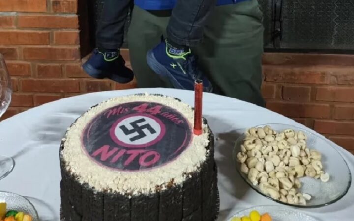 Un hombre festejó su cumpleaños con una torta decorada con una esvástica y un nene apareció haciendo el saludo nazi