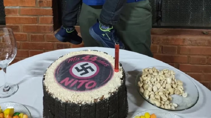 Un hombre festejó su cumpleaños con una torta decorada con una esvástica y un nene apareció haciendo el saludo nazi