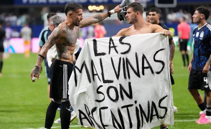 La sanción que recibió la selección argentina por mostrar la bandera de “Las Malvinas son Argentinas”