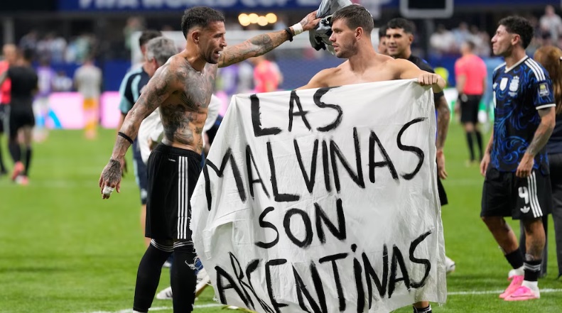 La sanción que recibió la selección argentina por mostrar la bandera de “Las Malvinas son Argentinas”