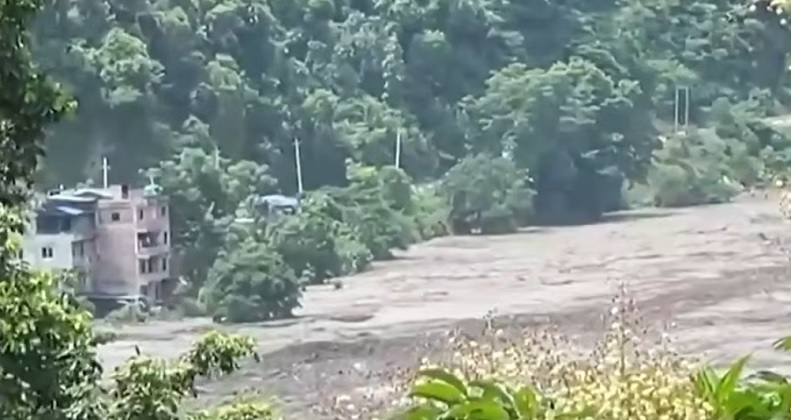 Una inundación repentina arrasó pueblos en la frontera de Nepal con China: 95 muertos y 384 turistas desaparecidos