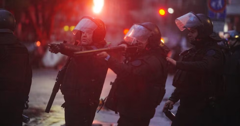 Brutal represión contra la masiva protesta afuera del senado