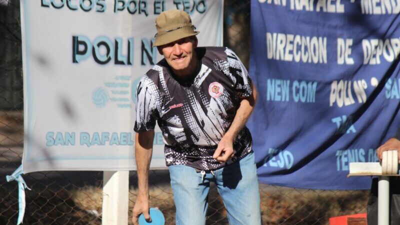 La liga municipal de tejo volvió a convocar a decenas de adultos mayores en el Poli 1