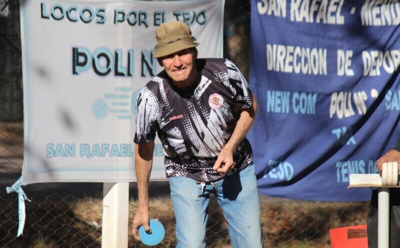 La liga municipal de tejo volvió a convocar a decenas de adultos mayores en el Poli 1
