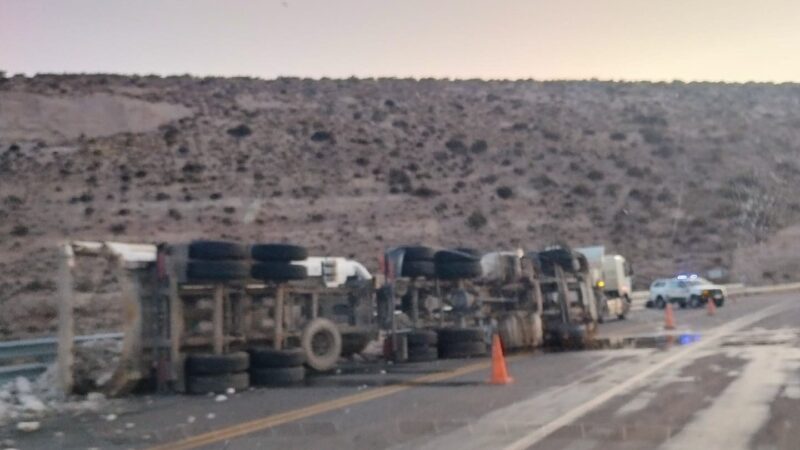 Camionero lesionado luego de volcar en San Carlos