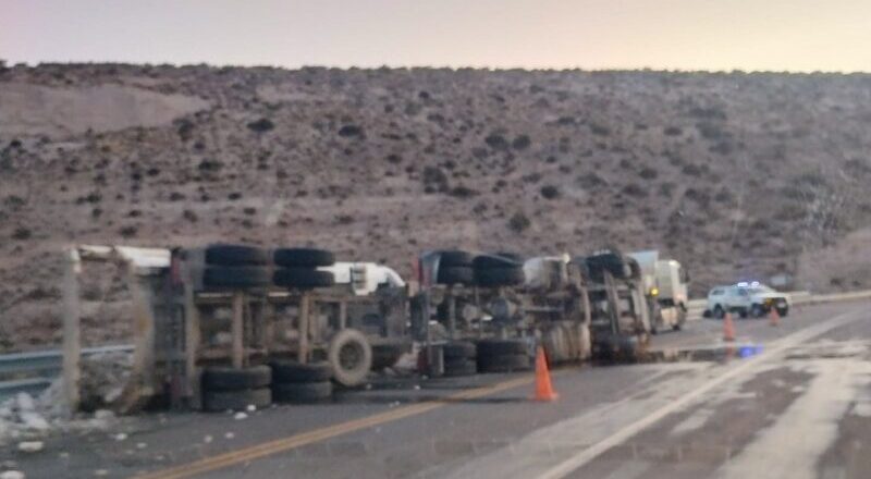 Camionero lesionado luego de volcar en San Carlos