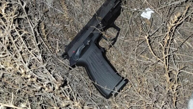 Detienen a dos hombres y les secuestran un arma de fuego