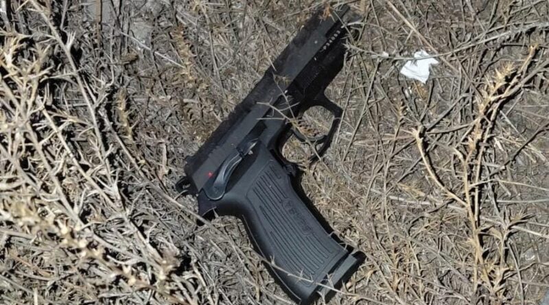 Detienen a dos hombres y les secuestran un arma de fuego