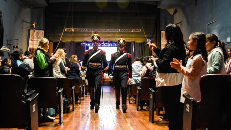 Cientos de chicos de escuelas sanrafaelinas compartieron junto a los granaderos y el ballet municipal