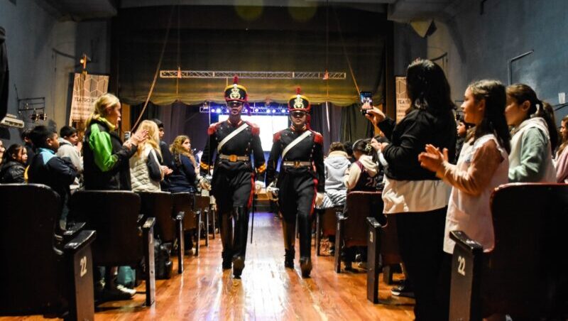 Cientos de chicos de escuelas sanrafaelinas compartieron junto a los granaderos y el ballet municipal