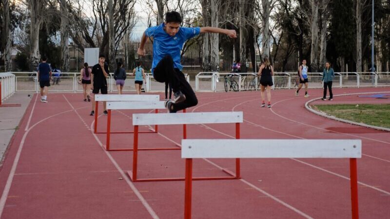 Mas de un centenar de chicos en la escuela municipal de atletismo