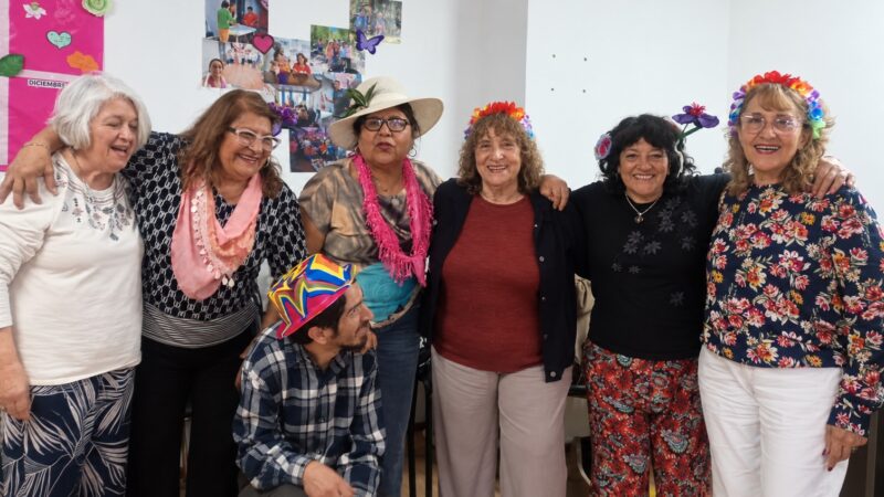 Adultos mayores recibieron la primavera con música y juegos en los espacios de «Pausa y Encuentro»