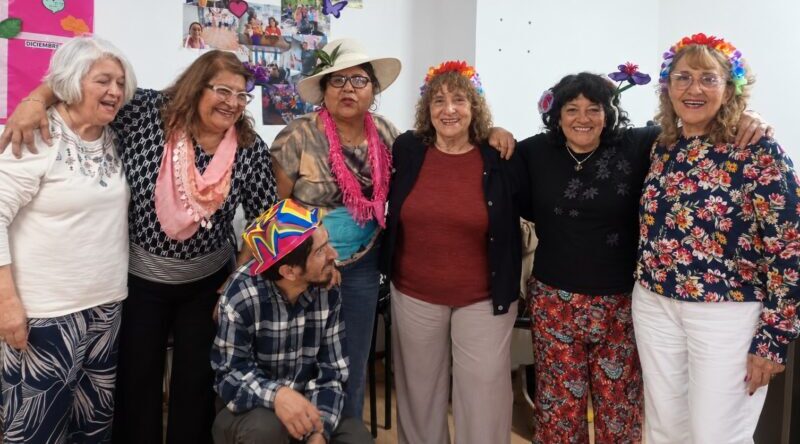 Adultos mayores recibieron la primavera con música y juegos en los espacios de «Pausa y Encuentro»