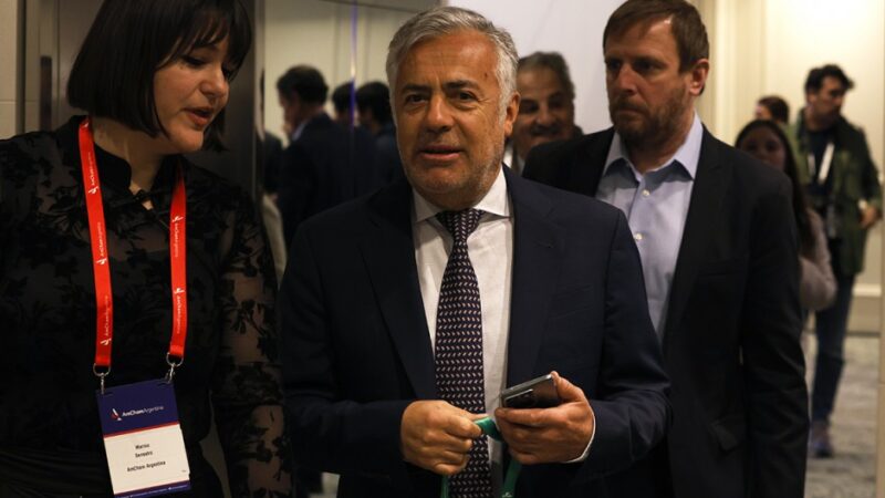 Milei sube a los gobernadores radicales a la gira por París para que le voten la eliminación de las PASO