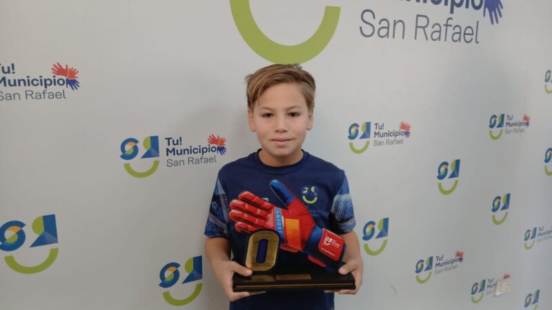 Un pequeño imbatible con guantes de acero en la academia municipal de arqueros