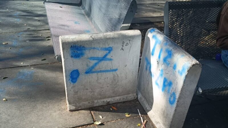 Vandalismo y roturas en la Plaza Centenario de la Villa 25 de Mayo