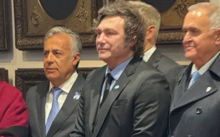Javier Milei lo lleva de viaje a Alfredo Cornejo
