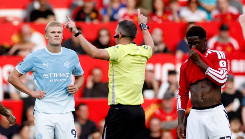 Escándalo en la Premier League: confirmaron que el VAR falló en la jugada de Enzo Fernández que le dio el triunfo al Manchester City en el clásico