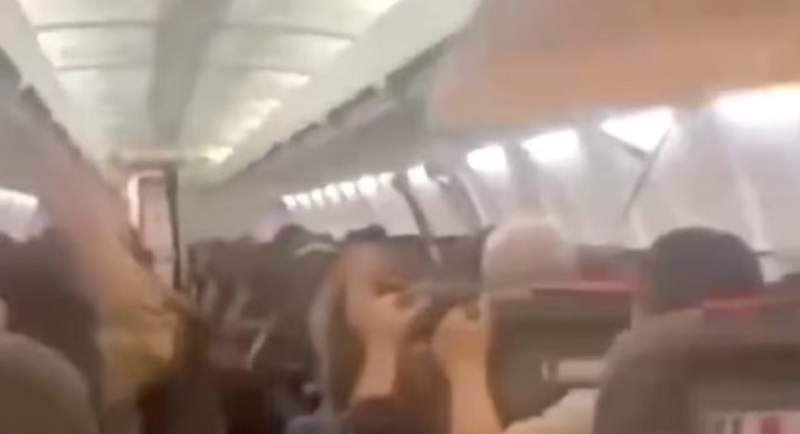 Terror a bordo de un avión en Irán: se desprendió el techo en pleno vuelo y debieron aterrizar de emergencia