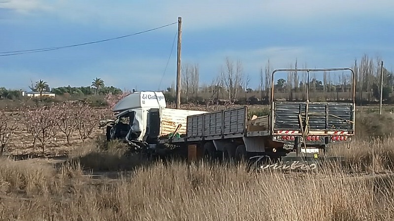 Choque de camiones en ruta 143 y calle Rincón del Indio