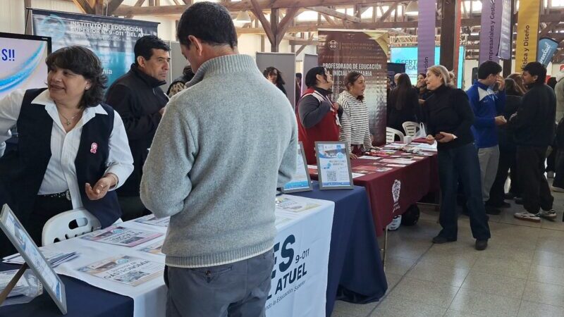 Con cientos de jóvenes comenzó una nueva edición de la expo oferta educativa en el CIU