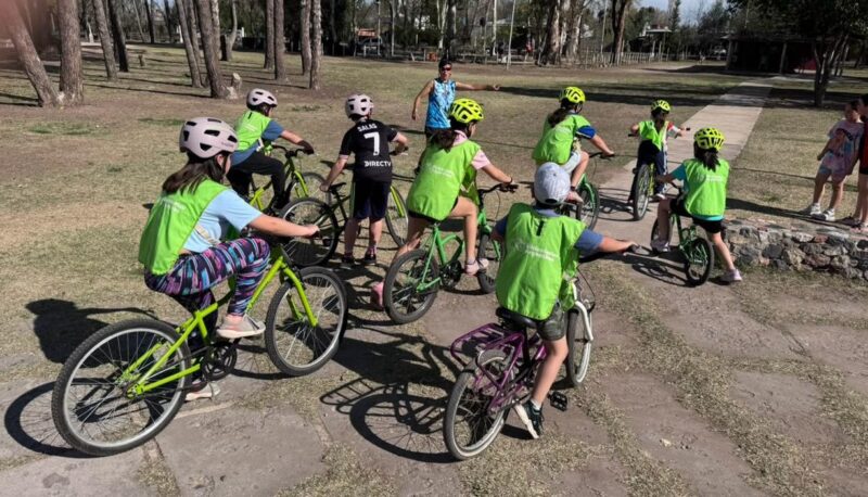 Recreo debutó en su recorrido por los barrios con una tarde de juegos en Pueblo Diamante
