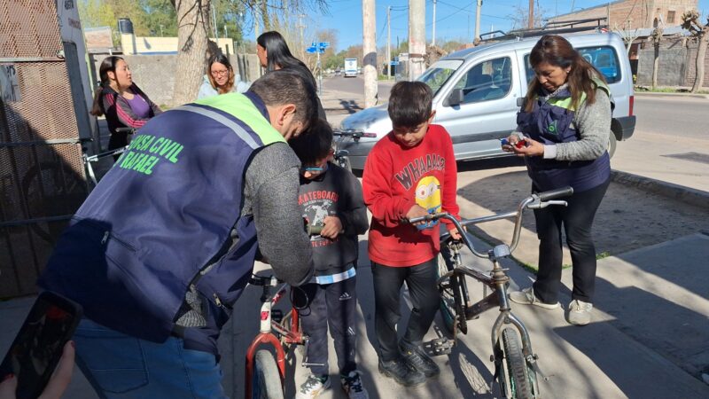 Pedalear seguro: Defensa Civil continúa la entrega de «ojos de gato» para las bicis