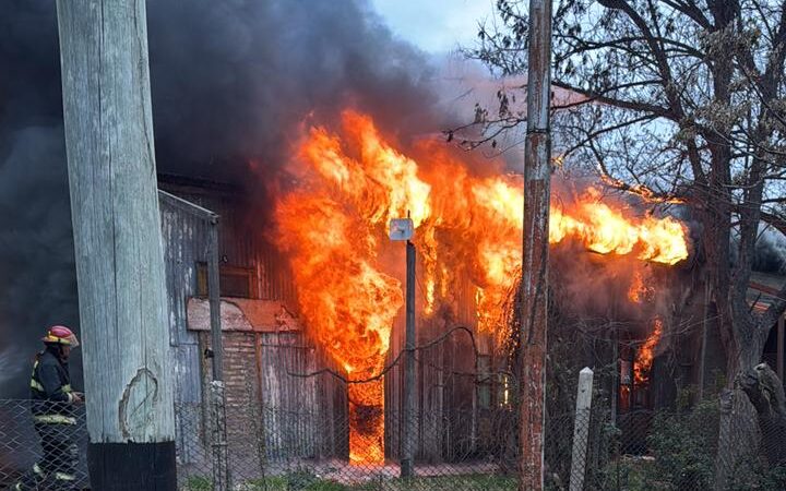 Incendio en dos inmuebles en Monte Comán