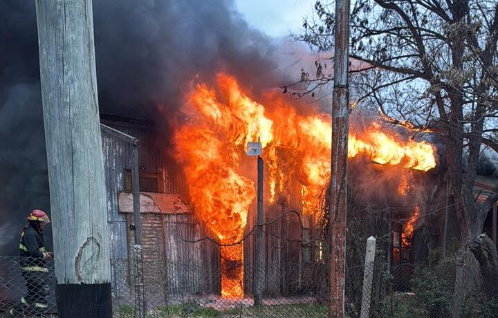 Incendio en dos inmuebles en Monte Comán
