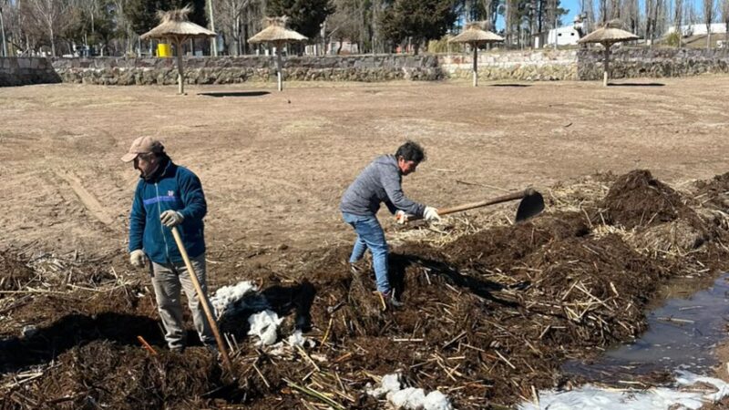 Importante operativo de limpieza en la costanera de El Nihuil